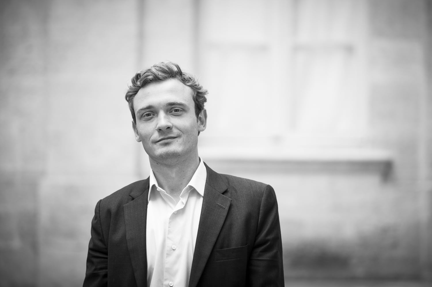 Photo en noir et blanc de Maître Jérôme Duphil, avocat en droit des affaires et de la fiscalité, aux Barreaux de Bordeaux et Paris